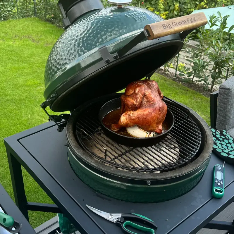 Keramický stojan na kuře, Big Green Egg
